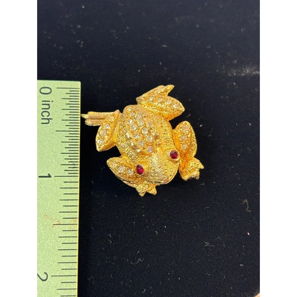 Vintage  Brooch Gold Tone Rhinestone Frog Delta Signed 1 inch - Picture 6 of 6